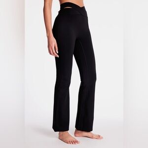 Bandier/ Le Ore- Luna Wrap Flare Leggings